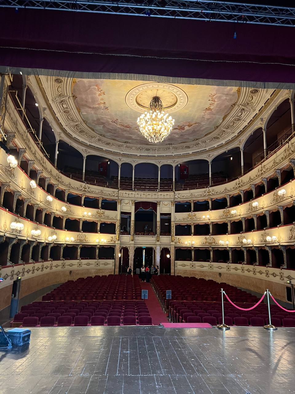 Simone Rocha al Teatro della Pergola: quando la location fa metà del lavoro