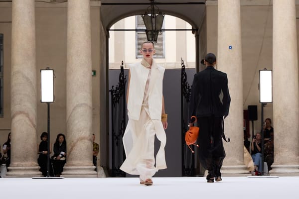 Soffia foglie, Irina e un parcheggio: 25 settembre in quattro sfilate